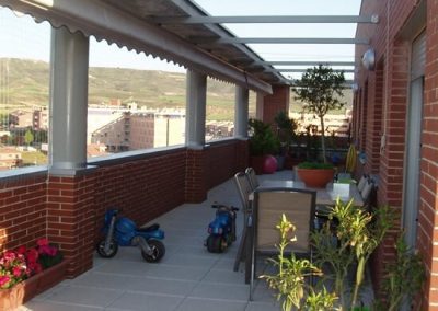 terraza protegida con red transparente